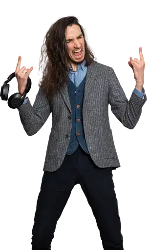 Homme avec un clavier